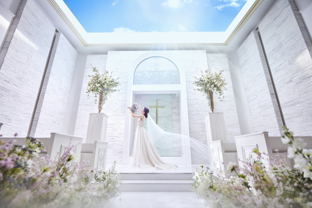 太陽光が花嫁を美しく映しだす、白亜のチャペル