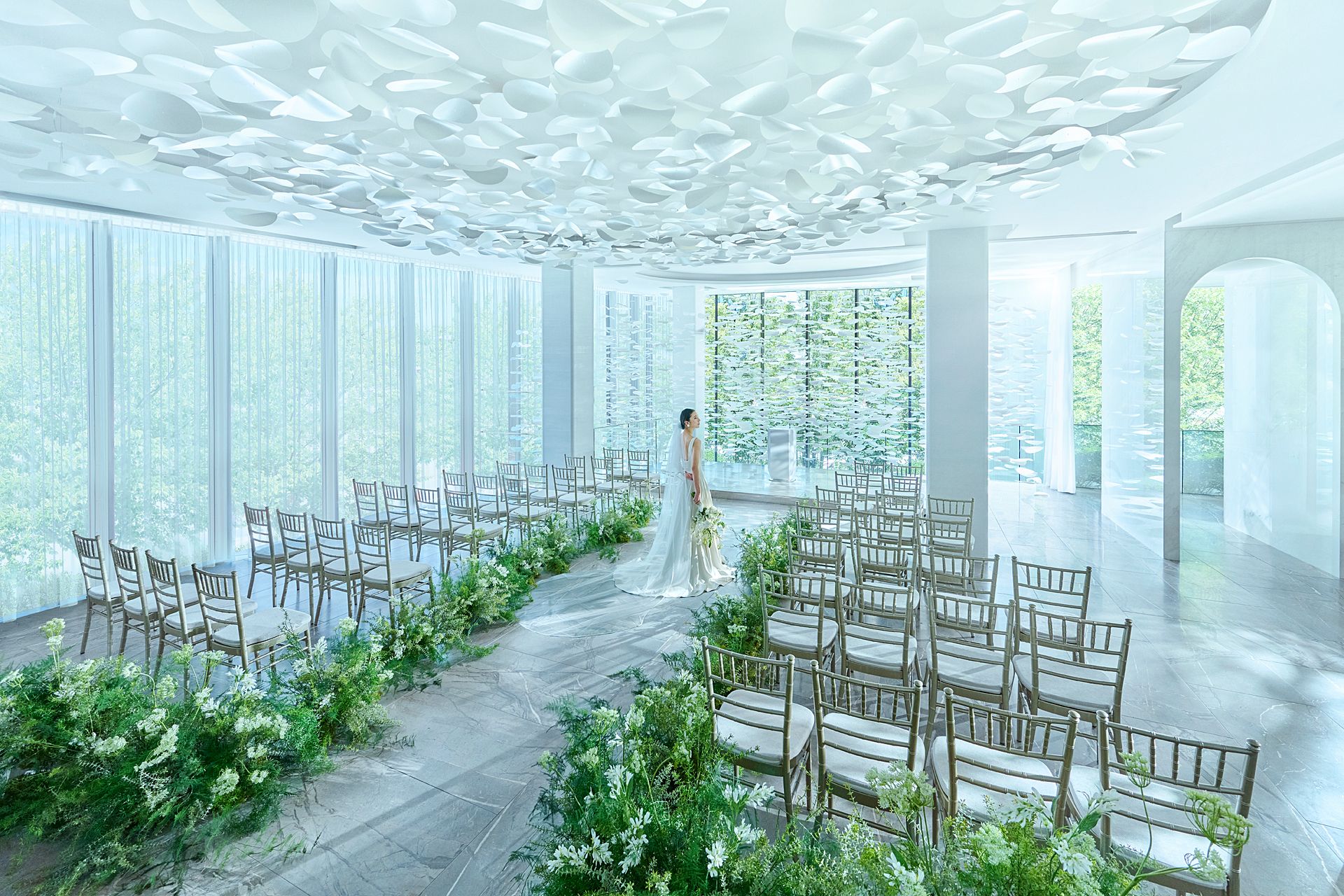 光と洗練が調和する、至高のチャペル