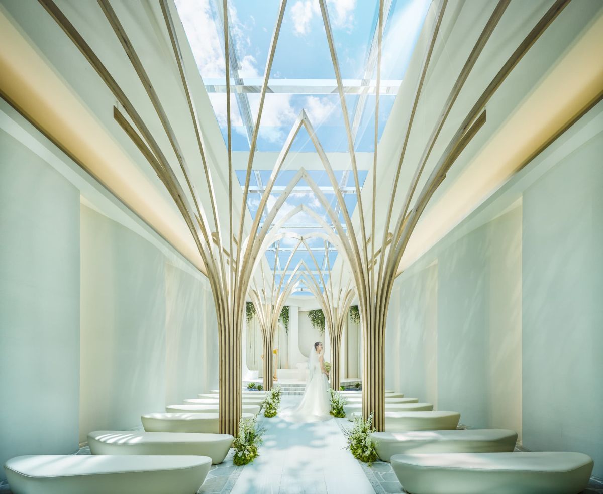 陽光が降り注ぐ【光と水のチャペル】