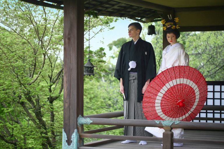 今っぽいトレンドの会場と、歴史と伝統薫る日本らしい会場。ゲストが招待されたいのはどっち？