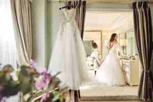 あなたのドレスへのこだわりは？結婚式のドレスはシルエット・色・会場の雰囲気で選ぶべし！